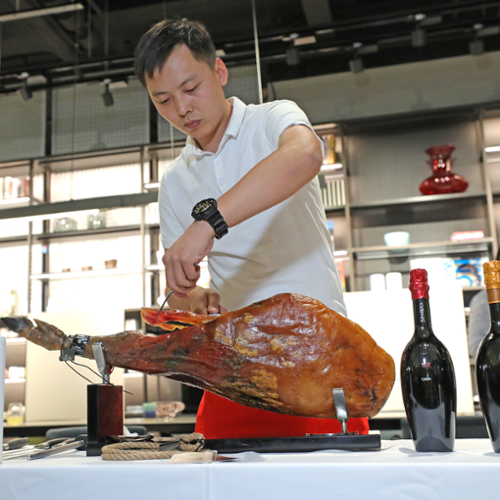 Qiuxu Zhang (Ham carver)